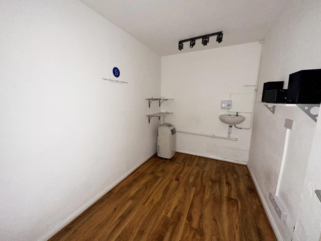 Lot: 26 - VACANT SHOP IN TOWN CENTRE - Room with sink